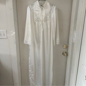 Vintage Bert Yelin For Iris Long Sleeve White Satin Lace Nightgown Pearl Size L